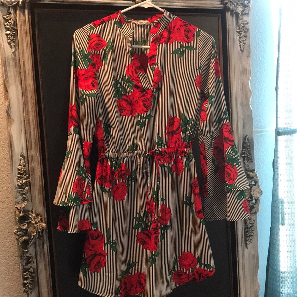 Floral top size small